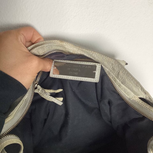 Authentic balenciaga city bag in grey color made from lambskin - Picture 5 of 9